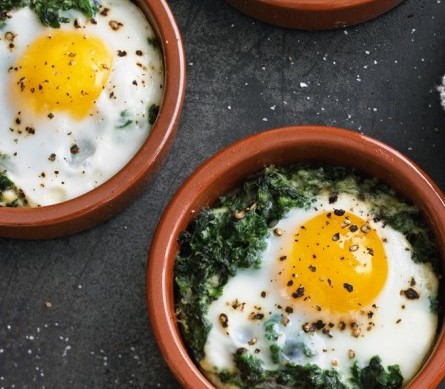 Healthy_breakfast_recipes_baked_eggs_and_spinach
